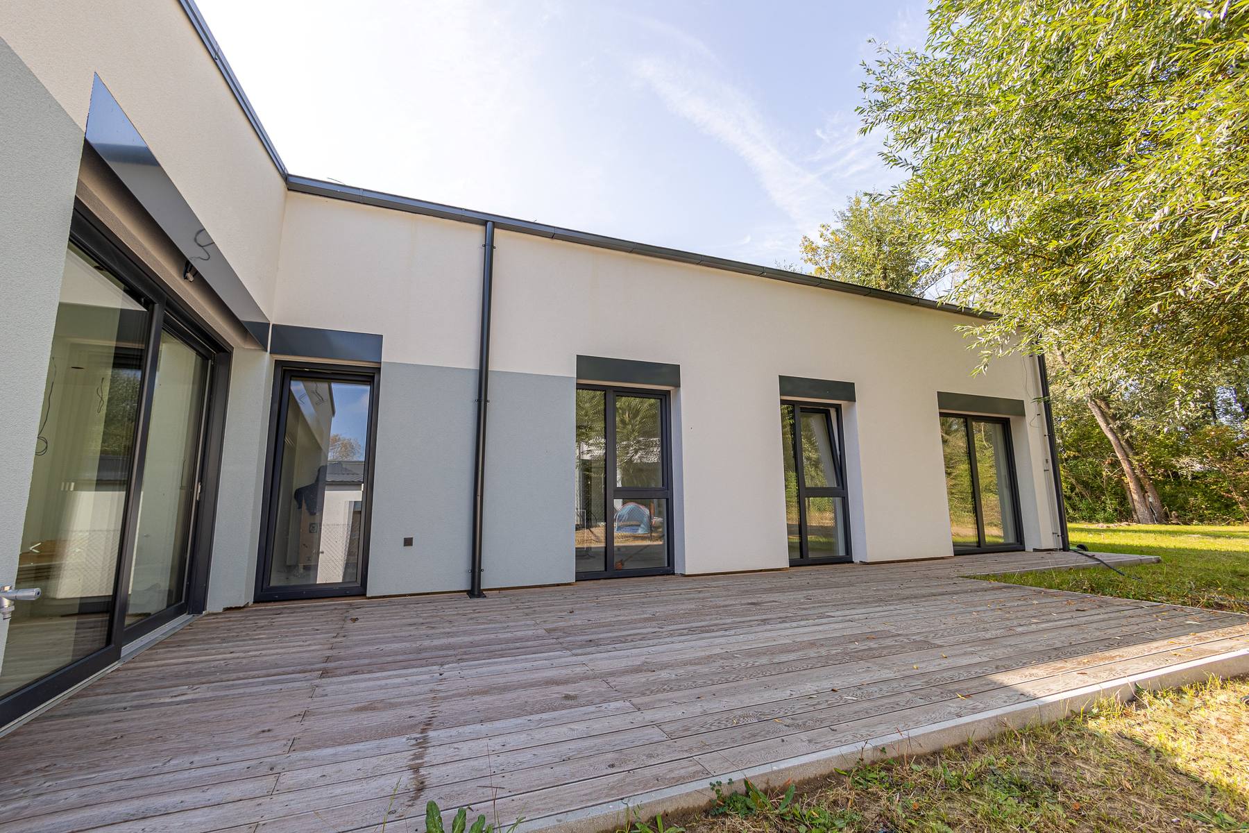 Pasivní dvojdům — exteriér s terasou