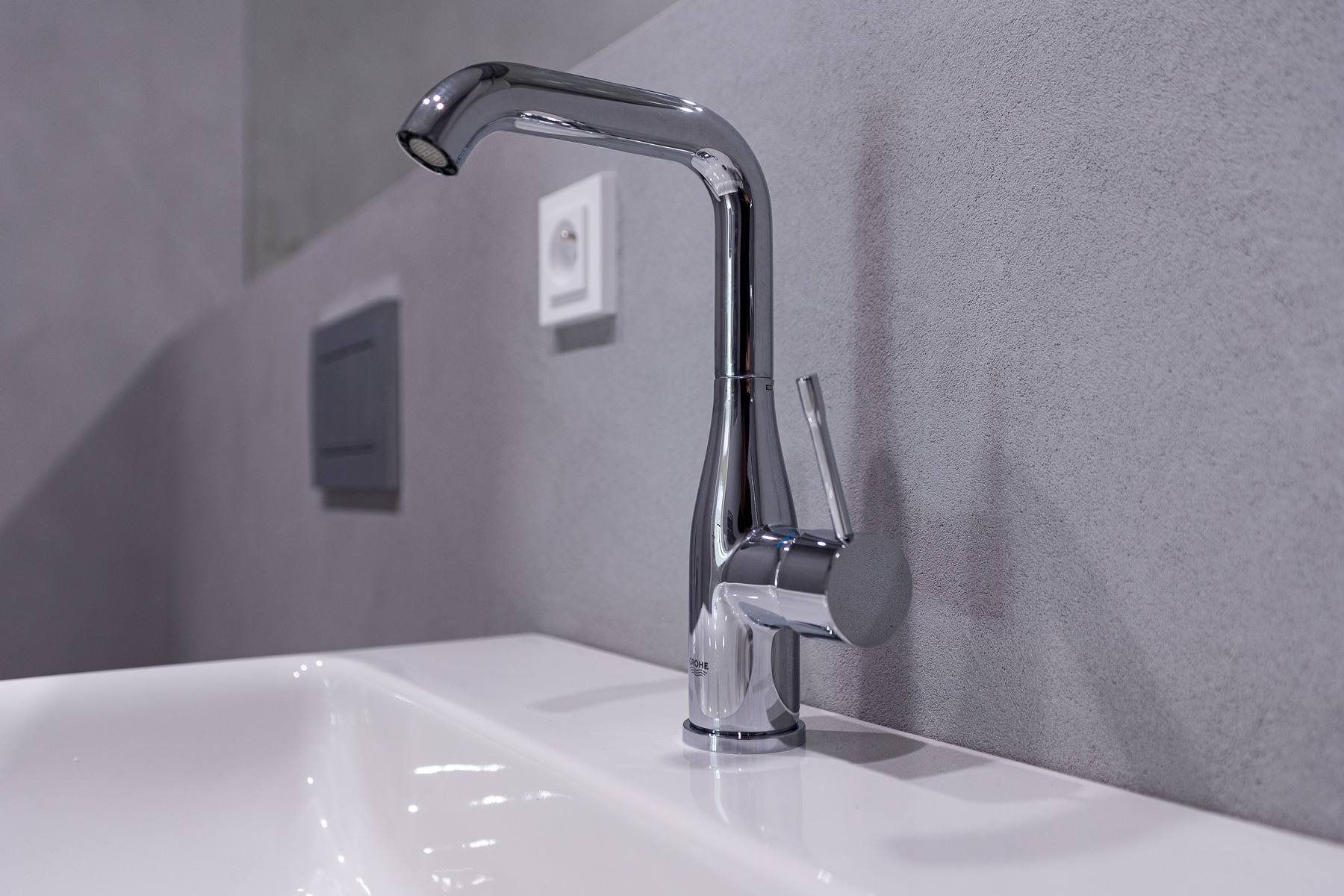 Detail baterie Grohe v koupelně